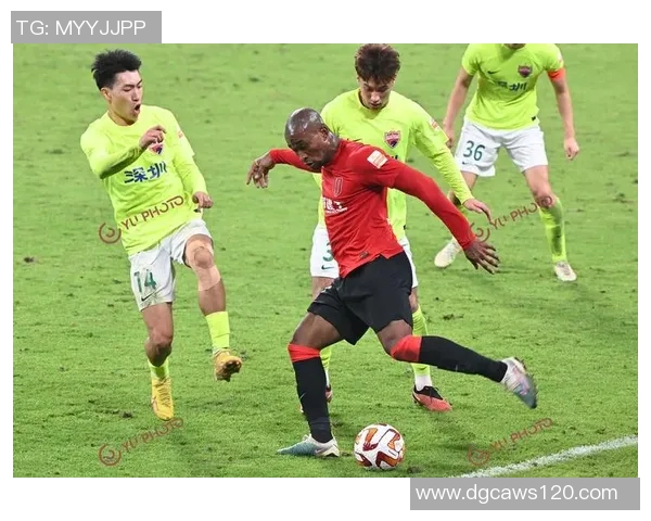 足球明星挑衅事件：赛场内外激烈冲突引发的争议与反思